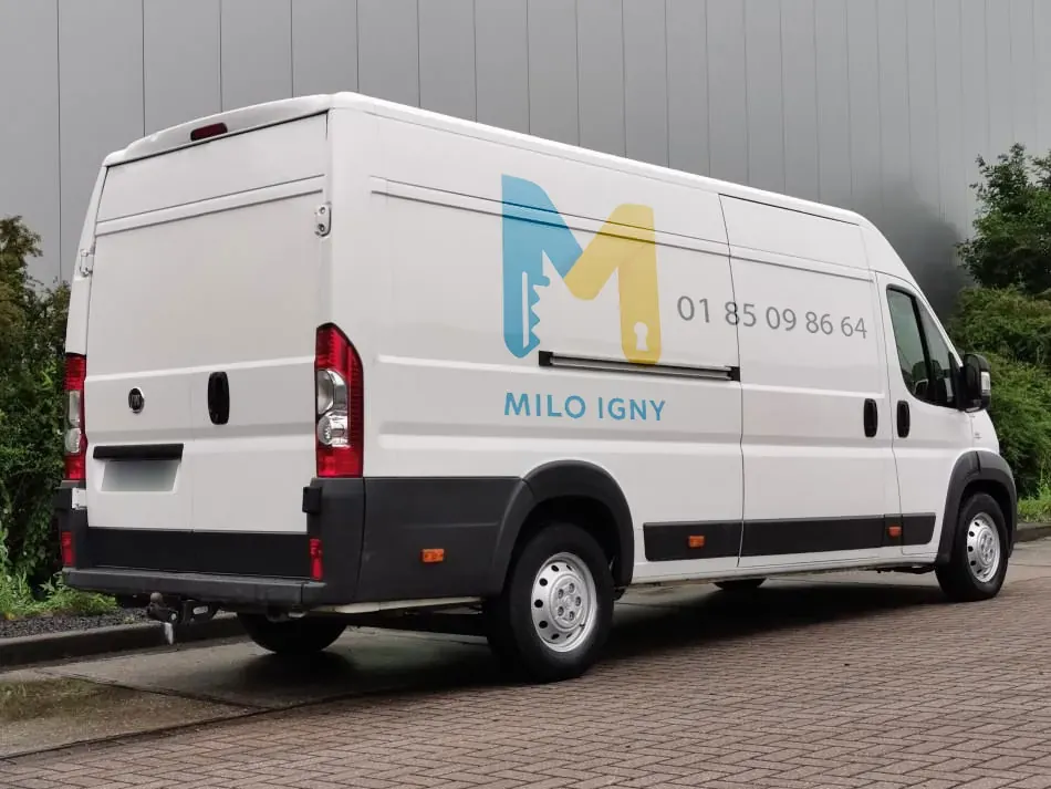 Camionnette d'intervention du serrurier Milo Serrurier Igny en tournée à Igny, dans l'Essonne